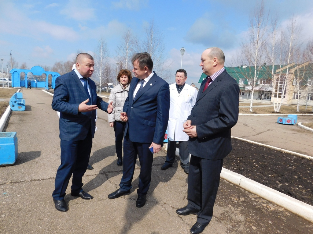 Погода александровка сармановский. Сармановская ЦРБ. Сармановский район. Петровский завод Сармановский район. Сармановский район врачи примерно 70 лет.